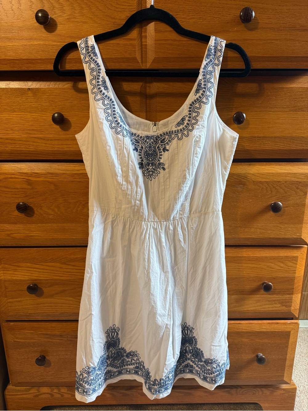 Vineyard Vines White Sleeveless Top with Navy Embroidery